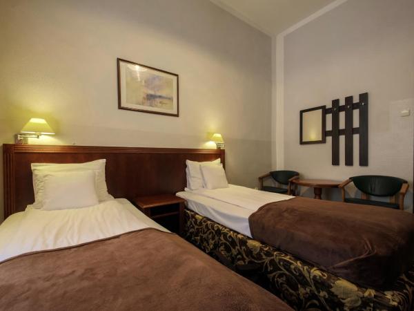 Red Carpet Hostel : photo 9 de la chambre chambre lits jumeaux avec salle de bains commune