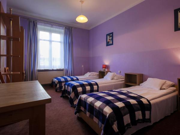 Red Carpet Hostel : photo 6 de la chambre chambre triple avec salle de bains commune