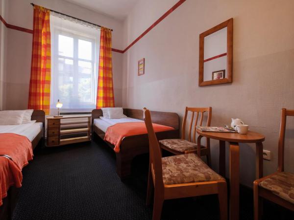 Red Carpet Hostel : photo 2 de la chambre chambre triple avec salle de bains commune