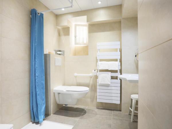 Hôtel de la Fontaine : photo 3 de la chambre chambre double - vue sur terrasse - rez-de-chaussée