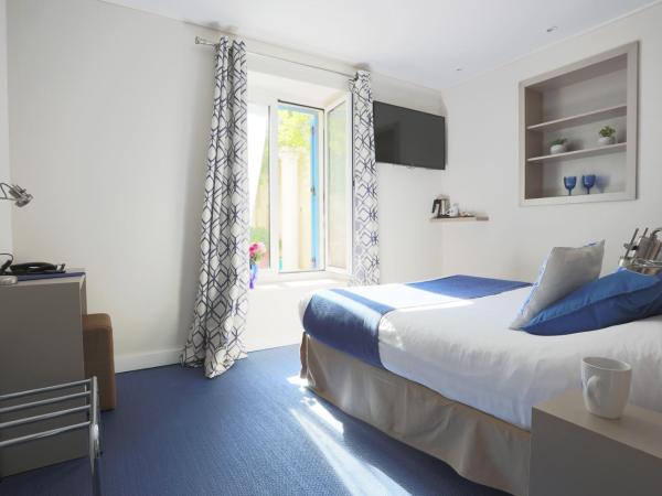 Hôtel de la Fontaine : photo 2 de la chambre chambre double - vue sur terrasse - rez-de-chaussée