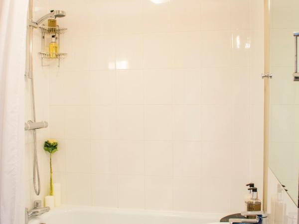 Amherst Brighton : photo 3 de la chambre grande chambre double - vue partielle sur mer