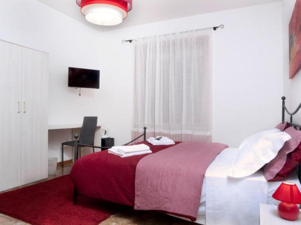 CityWalls Guest House Bergamo : photo 1 de la chambre chambre double avec salle de bains privative extérieure