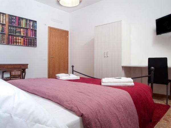 CityWalls Guest House Bergamo : photo 9 de la chambre chambre triple avec salle de bains privative séparée