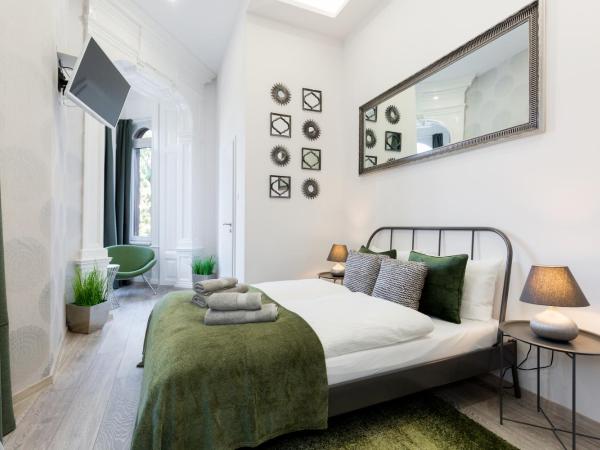 SB Panzió : photo 2 de la chambre chambre lit queen-size - vue sur parc