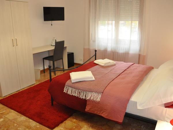 CityWalls Guest House Bergamo : photo 3 de la chambre chambre double avec salle de bains privative extérieure