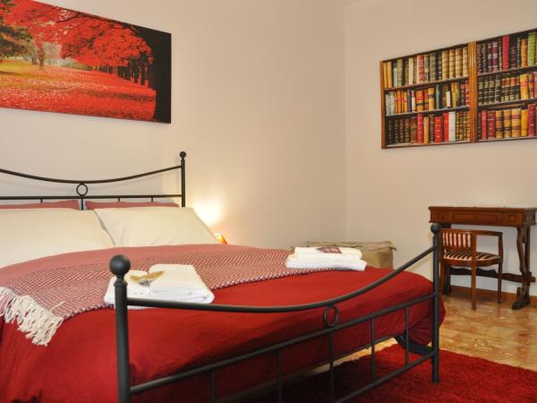 CityWalls Guest House Bergamo : photo 6 de la chambre chambre double avec salle de bains privative extérieure