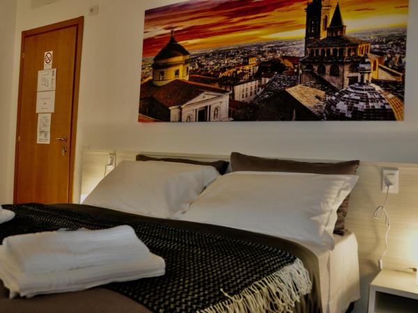 CityWalls Guest House Bergamo : photo 4 de la chambre chambre double avec salle de bains privative