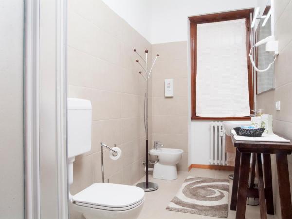 CityWalls Guest House Bergamo : photo 10 de la chambre chambre double avec salle de bains privative extérieure