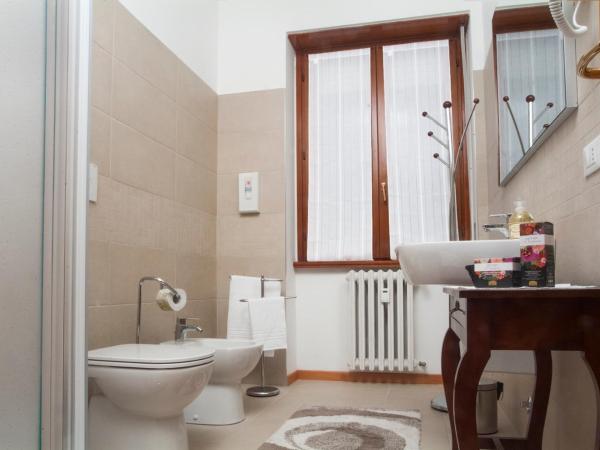 CityWalls Guest House Bergamo : photo 6 de la chambre chambre double ou lits jumeaux avec salle de bains privative