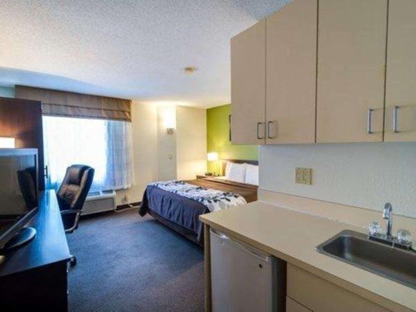Sleep Inn Airport : photo 3 de la chambre chambre lit king-size avec baignoire spa - non-fumeurs