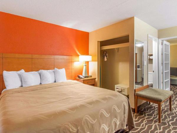 Quality Inn & Suites I-35 near Frost Bank Center : photo 10 de la chambre suite 1 chambre lit king-size