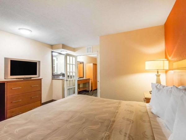 Quality Inn & Suites I-35 near Frost Bank Center : photo 9 de la chambre suite 2 chambres avec 2 lits king-size