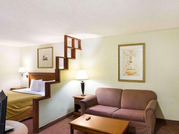 Rodeway Inn & Suites South of Fiesta Park : photo 3 de la chambre suite lit king-size – non-fumeurs