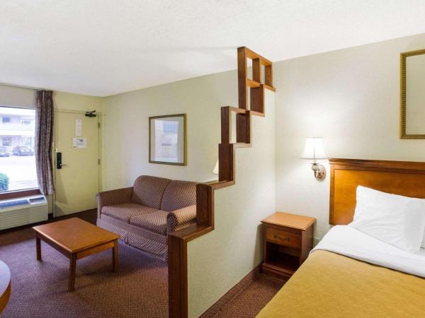 Rodeway Inn & Suites South of Fiesta Park : photo 4 de la chambre chambre lit king-size - non-fumeurs