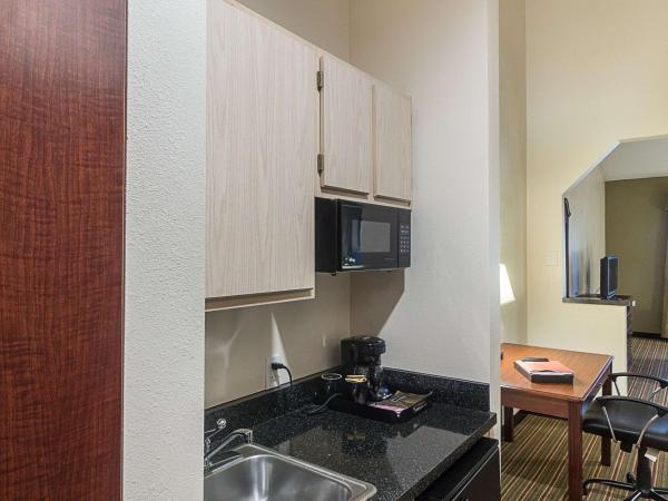 Quality Inn & Suites West Chase : photo 3 de la chambre chambre 2 lits queen-size - non-fumeurs