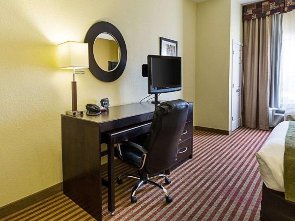 Days Inn & Suites by Wyndham Houston / West Energy Corridor : photo 3 de la chambre suite lit king-size avec coin cuisine - non-fumeurs