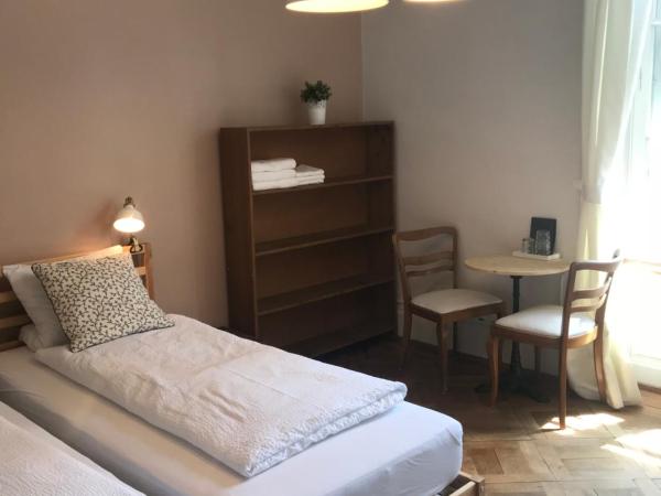 The Bed + Breakfast : photo 2 de la chambre chambre triple avec salle de bains commune