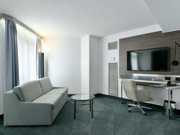 DoubleTree by Hilton Ottawa Downtown : photo 2 de la chambre suite junior lit king-size avec coin salon