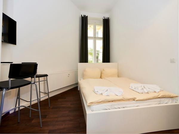 Bearlin City Apartments - City Center East : photo 6 de la chambre chambre double avec salle de bains privative