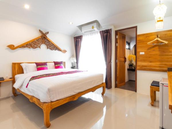 Anumat Premium Budget Hotel : photo 3 de la chambre chambre lit king-size avec balcon