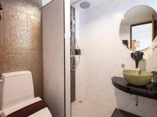 Anumat Premium Budget Hotel : photo 5 de la chambre chambre lit king-size avec balcon