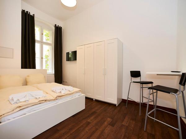 Bearlin City Apartments - City Center East : photo 10 de la chambre chambre double avec salle de bains privative