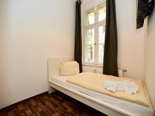 Bearlin City Apartments - City Center East : photo 6 de la chambre chambre simple avec salle de bains privative