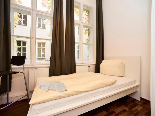 Bearlin City Apartments - City Center East : photo 1 de la chambre chambre simple avec salle de bains privative