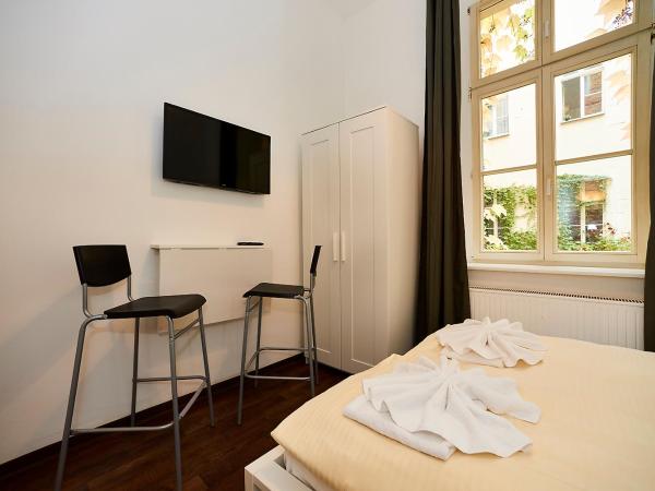 Bearlin City Apartments - City Center East : photo 4 de la chambre chambre double avec salle de bains privative