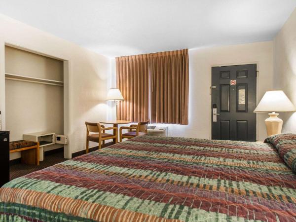 Rodeway Inn & Suites : photo 1 de la chambre chambre lit king-size - non-fumeurs