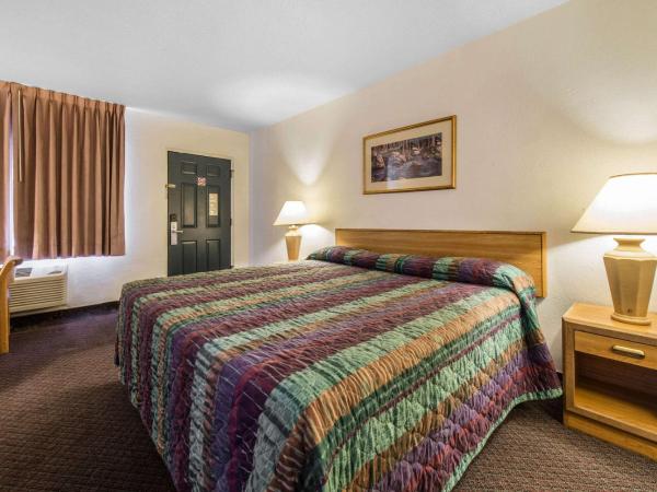 Rodeway Inn & Suites : photo 2 de la chambre chambre lit king-size - non-fumeurs