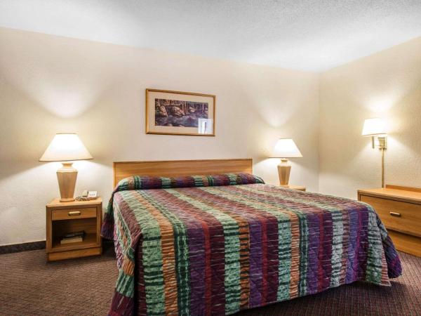 Rodeway Inn & Suites : photo 3 de la chambre chambre lit king-size - non-fumeurs