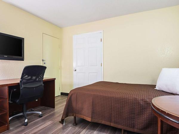 Rodeway Inn Kissimmee Maingate West - Free Theme Park Shuttle : photo 1 de la chambre suite lit king-size avec coin cuisine - non-fumeurs