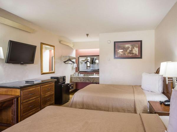 Rodeway Inn Tampa near Busch Gardens-USF : photo 4 de la chambre chambre double avec 2 lits doubles