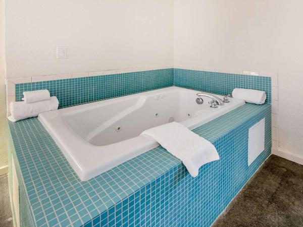 Trumbull and Porter - Detroit Downtown : photo 2 de la chambre chambre lit king-size avec baignoire spa