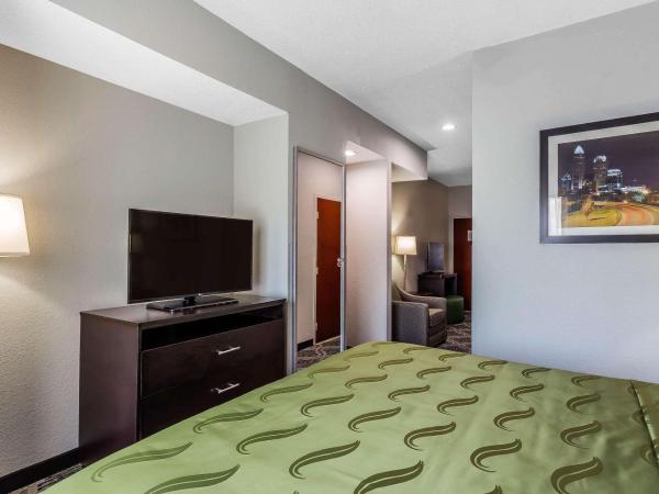 Quality Suites Pineville - Charlotte : photo 2 de la chambre suite avec lit king-size pour personnes à mobilité réduite - non-fumeurs