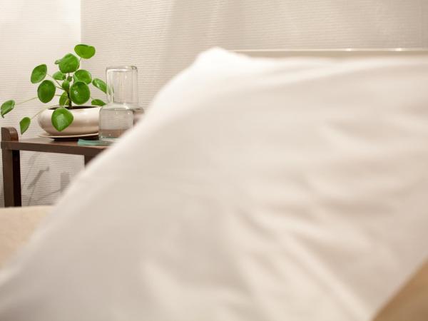 46FM : Montauban Guest House : photo 8 de la chambre chambre double avec salle de bains privative