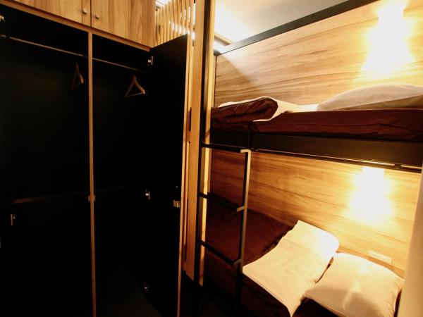 Namba Guesthouse HIVE : photo 3 de la chambre chambre semi-privée avec 2 lits superposés et salle de bains commune