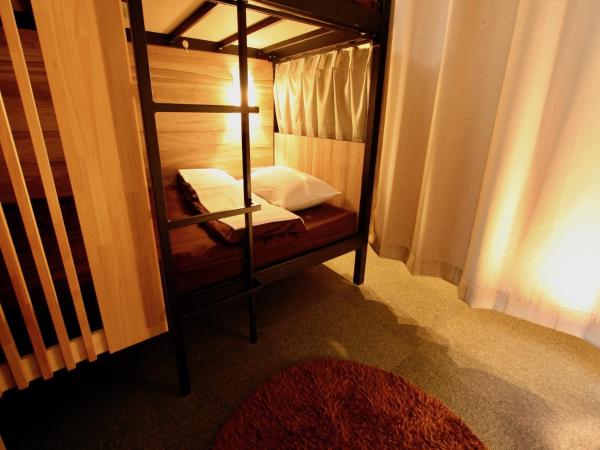 Namba Guesthouse HIVE : photo 4 de la chambre chambre semi-privée avec 1 lit superposé et salle de bains commune