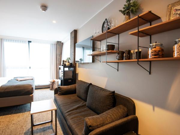 B14 Apartments & Rooms : photo 6 de la chambre chambre triple avec salle de bains privative