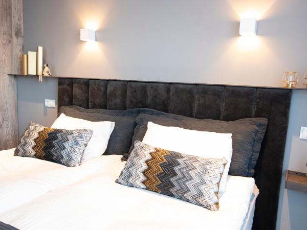 B14 Apartments & Rooms : photo 8 de la chambre chambre triple avec salle de bains privative