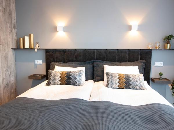 B14 Apartments & Rooms : photo 9 de la chambre chambre triple avec salle de bains privative