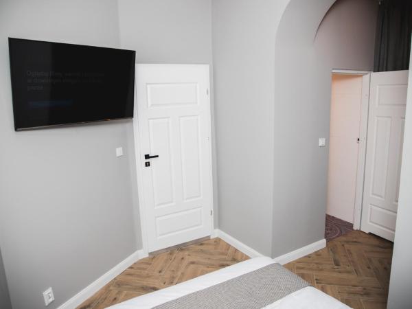 W1 Katowice : photo 4 de la chambre chambre double avec salle de bains privative