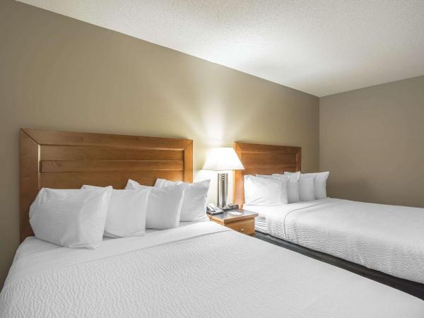 Quality Inn West Edmonton : photo 5 de la chambre chambre avec 2 lits queen-size - non-fumeurs