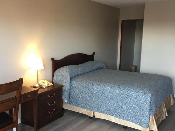 Red Deer Inn & Suites : photo 1 de la chambre suite lit queen-size deluxe