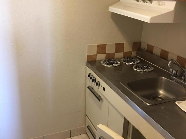 Red Deer Inn & Suites : photo 3 de la chambre suite lit queen-size deluxe