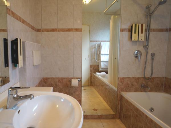 Cornwall Park Motor Inn : photo 1 de la chambre studio avec baignoire spa