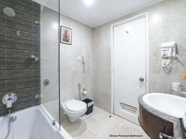 Hotel Clarks Shiraz : photo 5 de la chambre premium room with inr 500 credit on spa and 1+1 happy hours from 1pm to 6pm