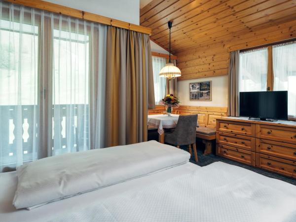 Wellnesshotel Engadin : photo 2 de la chambre chambre double standard avec balcon 